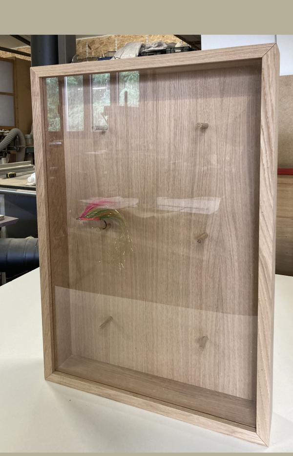 vitrine "mouche de pèche" en chêne