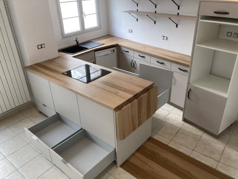 cuisine en "U", plan en lamellé  chêne brun non abouté