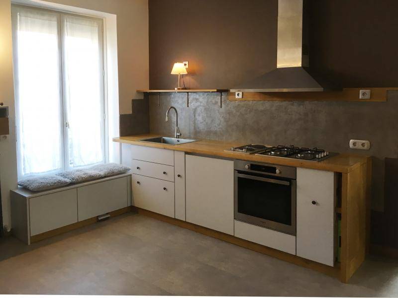 cuisine en long avec banquette, poubelle dessous. plan en chêne massif assemblé