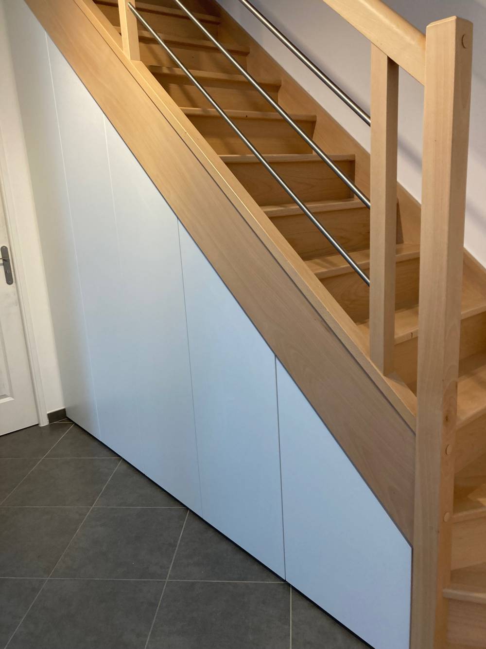 placard sous escalier, 4 portes.