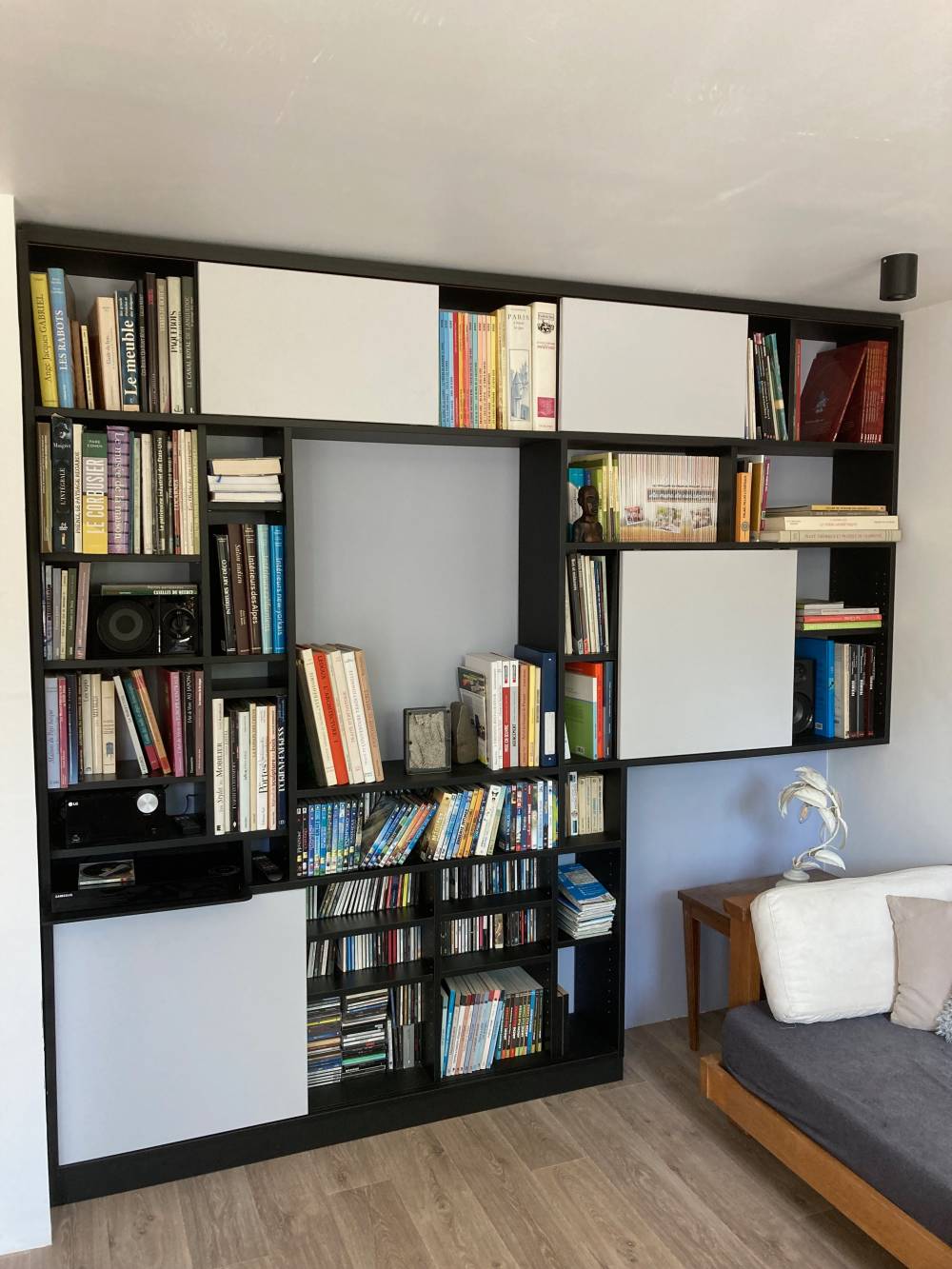 bibliothèque en mélaminé noir et portes coulissantes.
