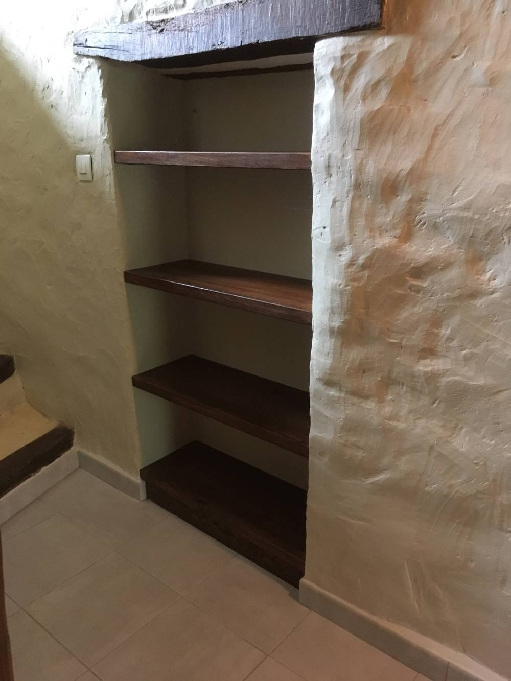bibliothèque en panneaux plaqué chêne et alaise massife.