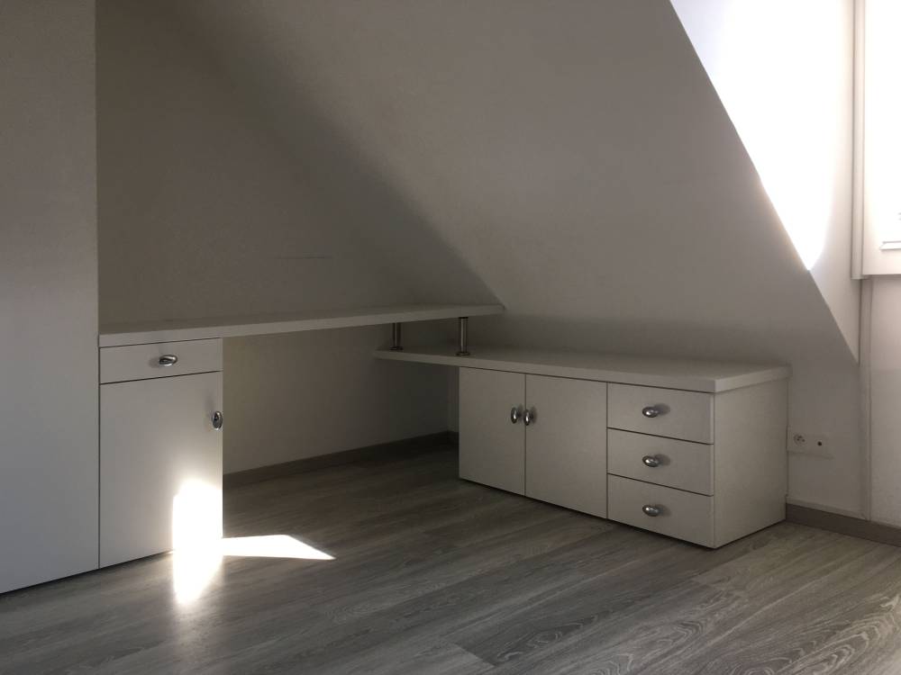 bureau en stratifié blanc.