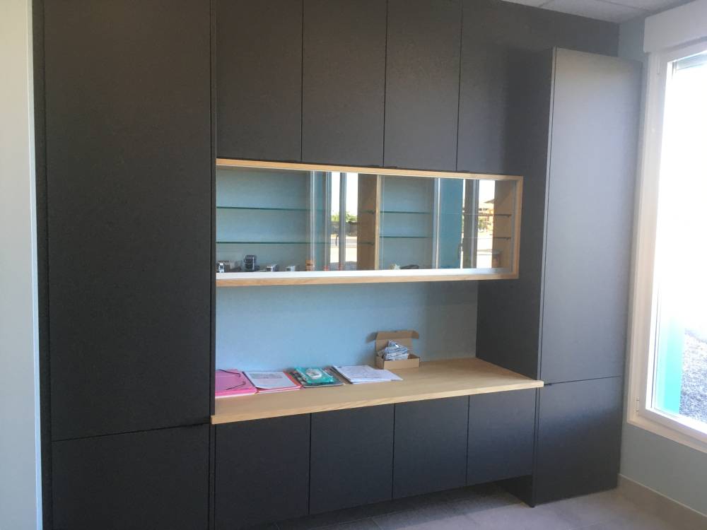 bureau de direction, rangement et vitrine..