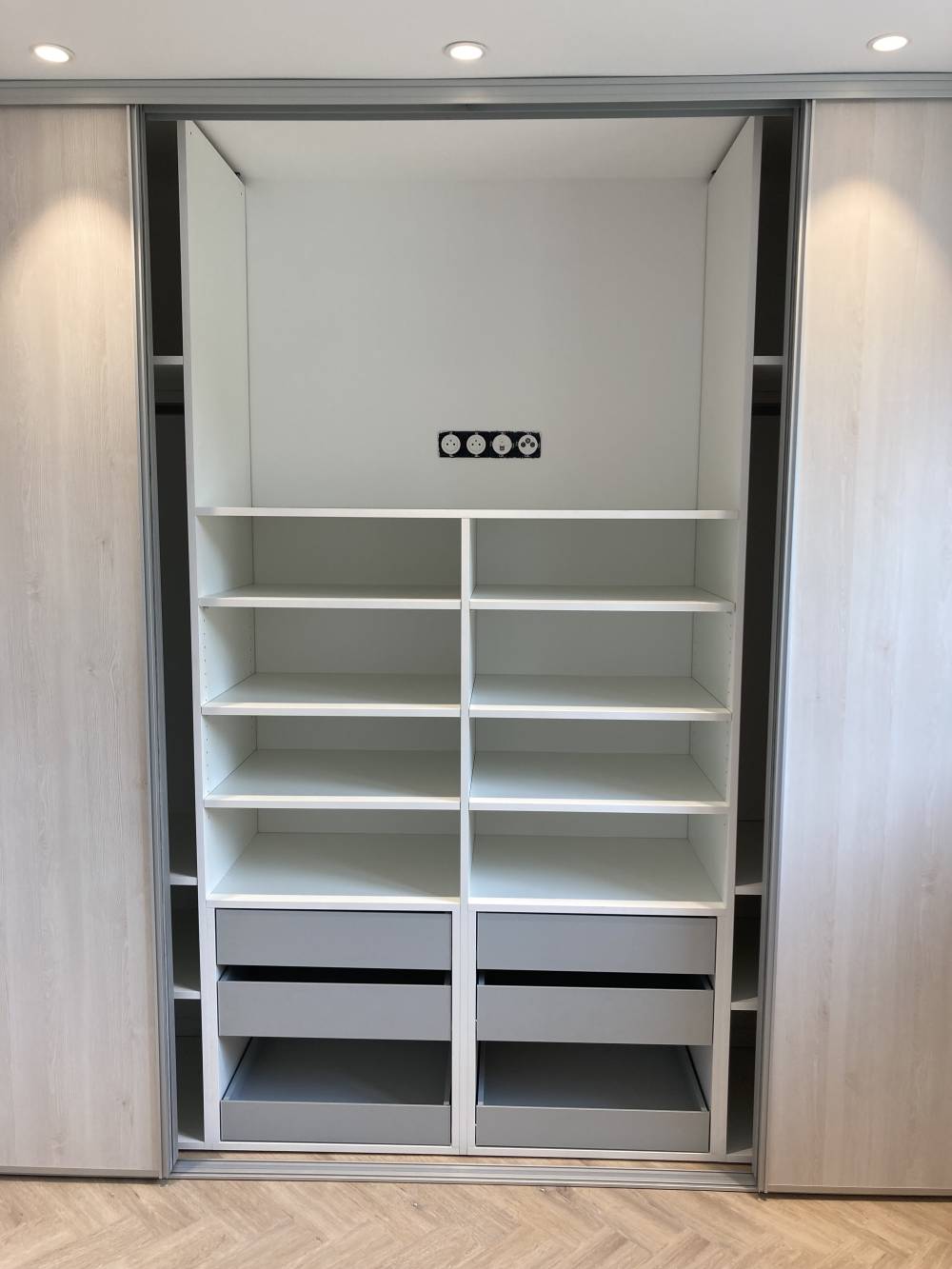 placard espace tablettes:tiroirs