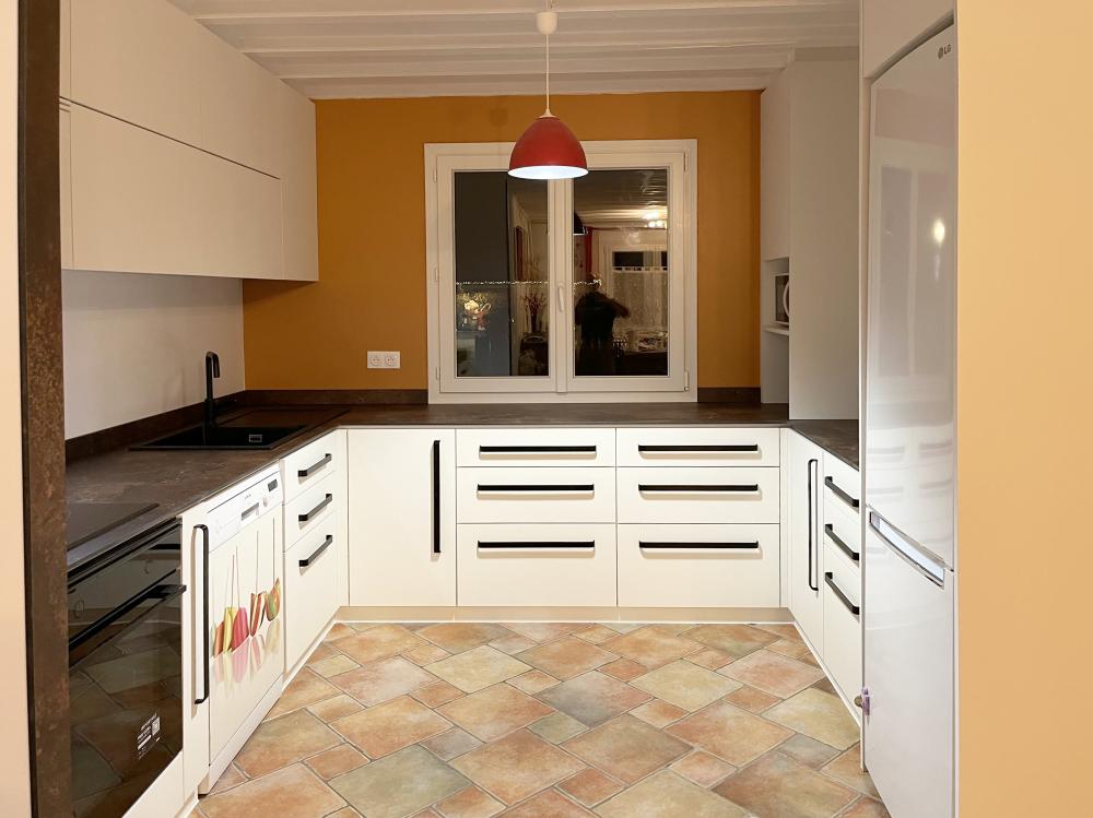 Façades en mélaminé blanc anti trace et plans en stratifié compact