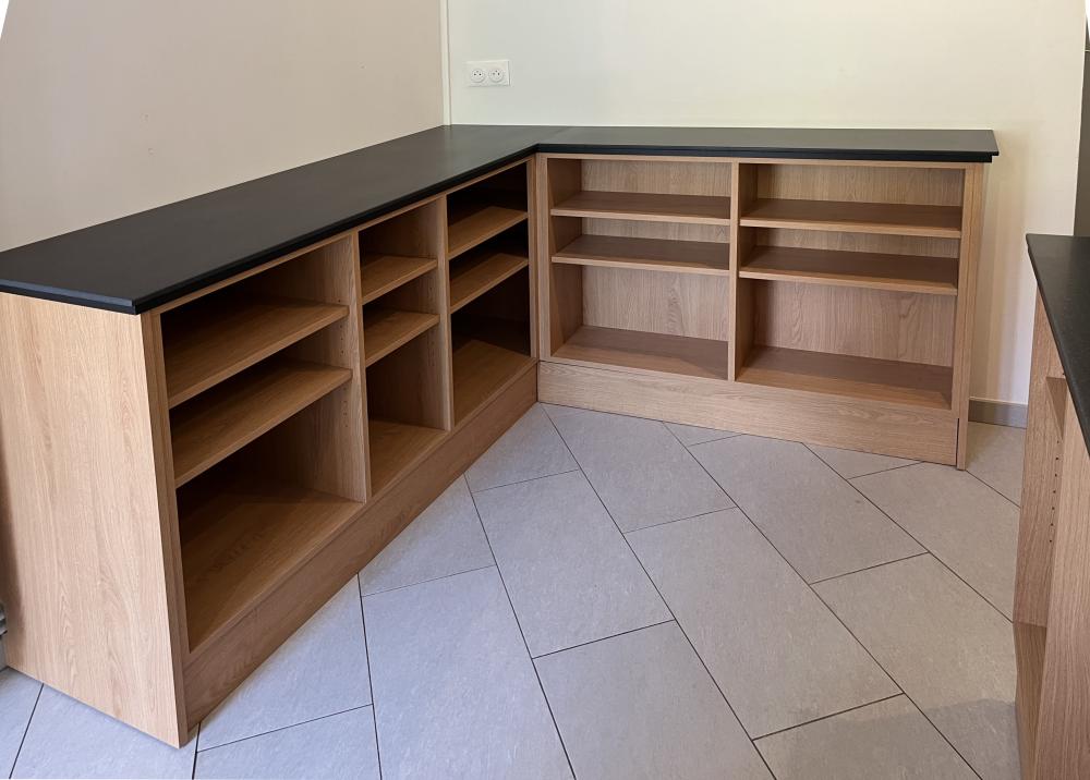 Meuble ouvert en mélaminé, plateau en Corian