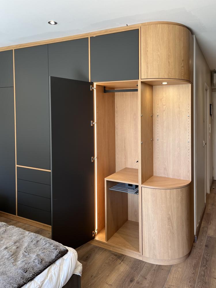 Détails aménagements et portes courbes